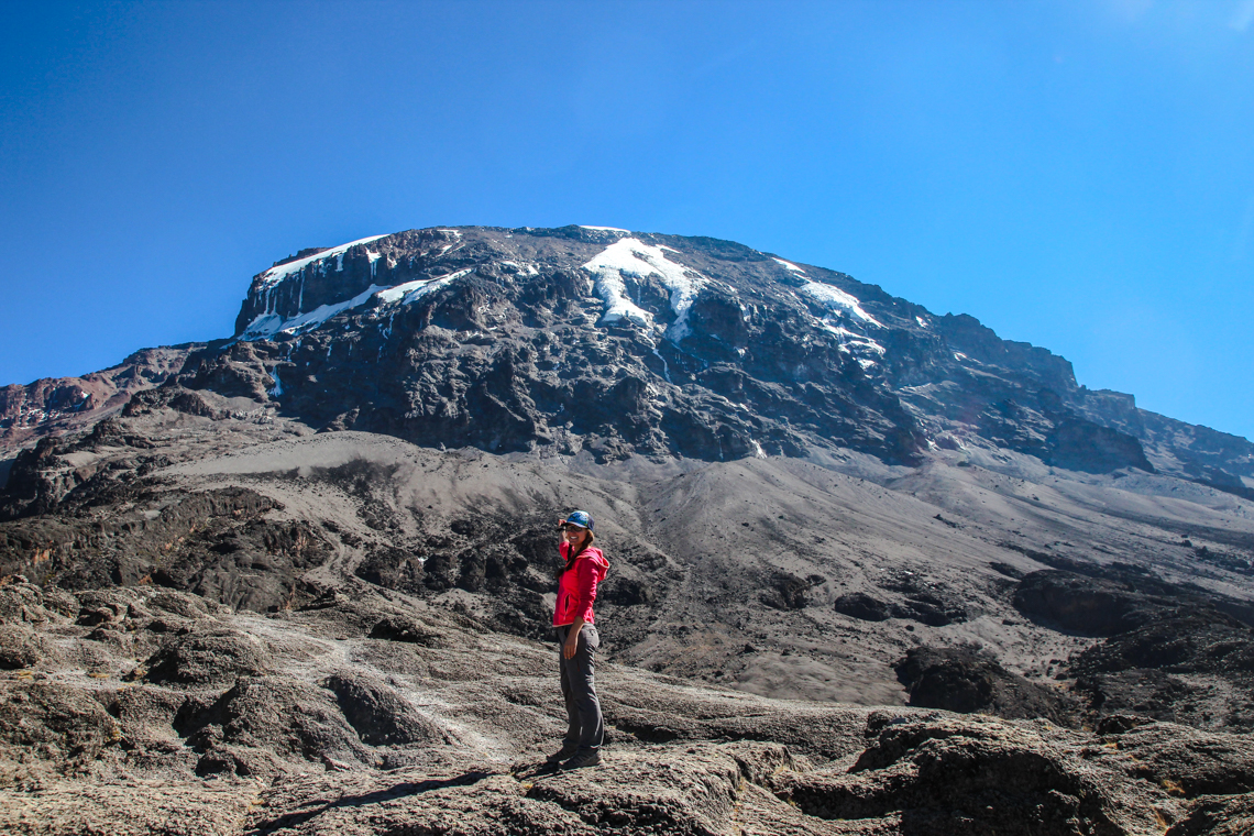 In Hut, Fleece-Jacke und Trailrunningschuhen auf den Kilimanjaro