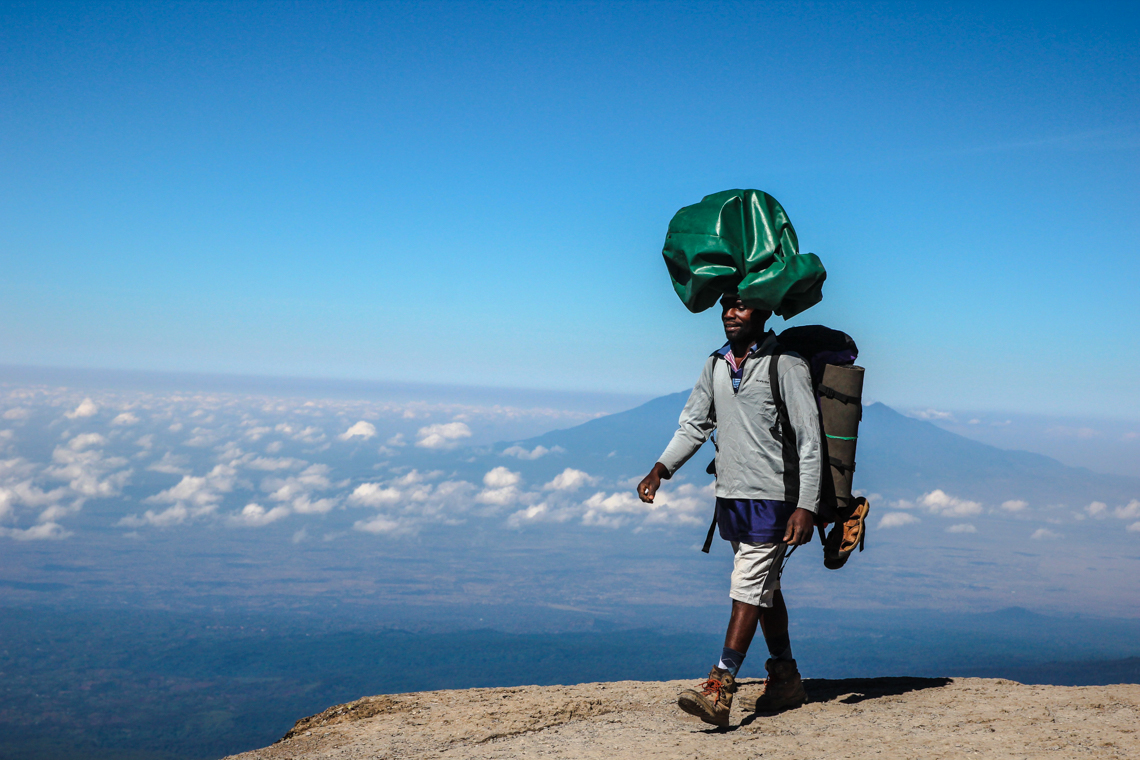Die Träger tragen das Hauptgepäck des Kilimanjaro Aspiranten