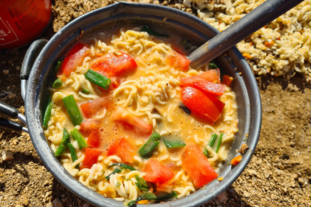 Selbst Ramen kann mit etwas Zutun geschmacksreich werden. Hier mit Tomaten, Frühlingszwiebeln, Tajin und Tomatenmark.