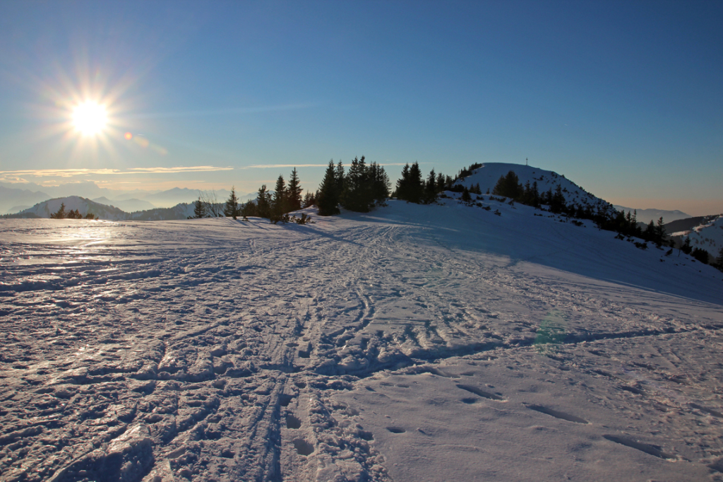 Blick vom Westgipfel auf den Hauptgipfel des Hirschbergs