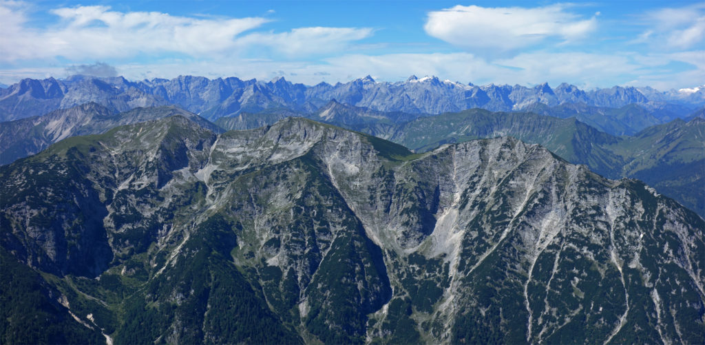 Blick auf den Unnütz und bis in die Zillertaler
