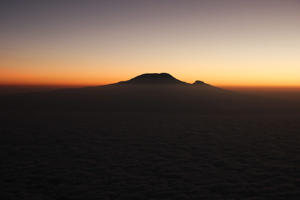 Sonnenaufgang hinter dem Kilimanjaro