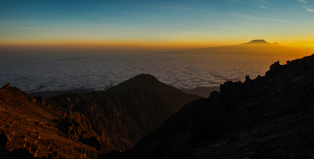 Sonnenaufgang hinter dem Kilimanjaro