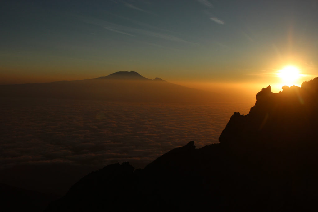 Sonnenaufgang hinter dem Kilimanjaro