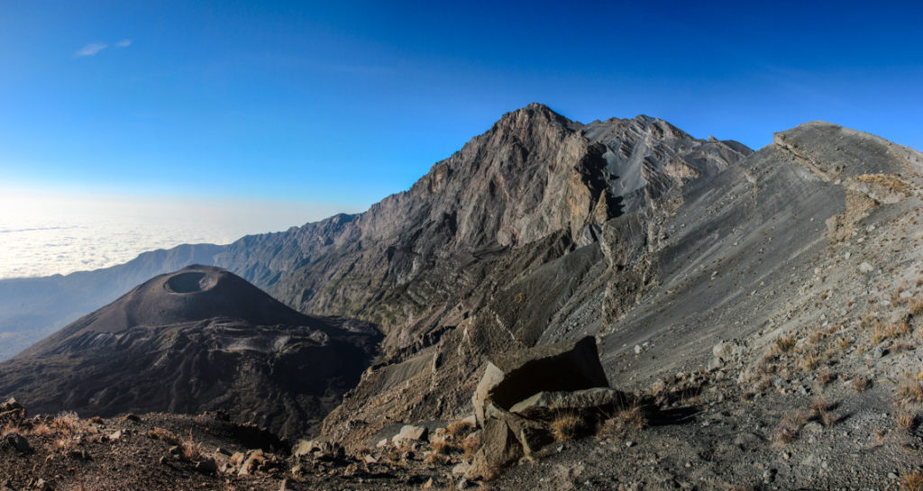 Blick zurück zum Gipfel, Krater und Aschekegel