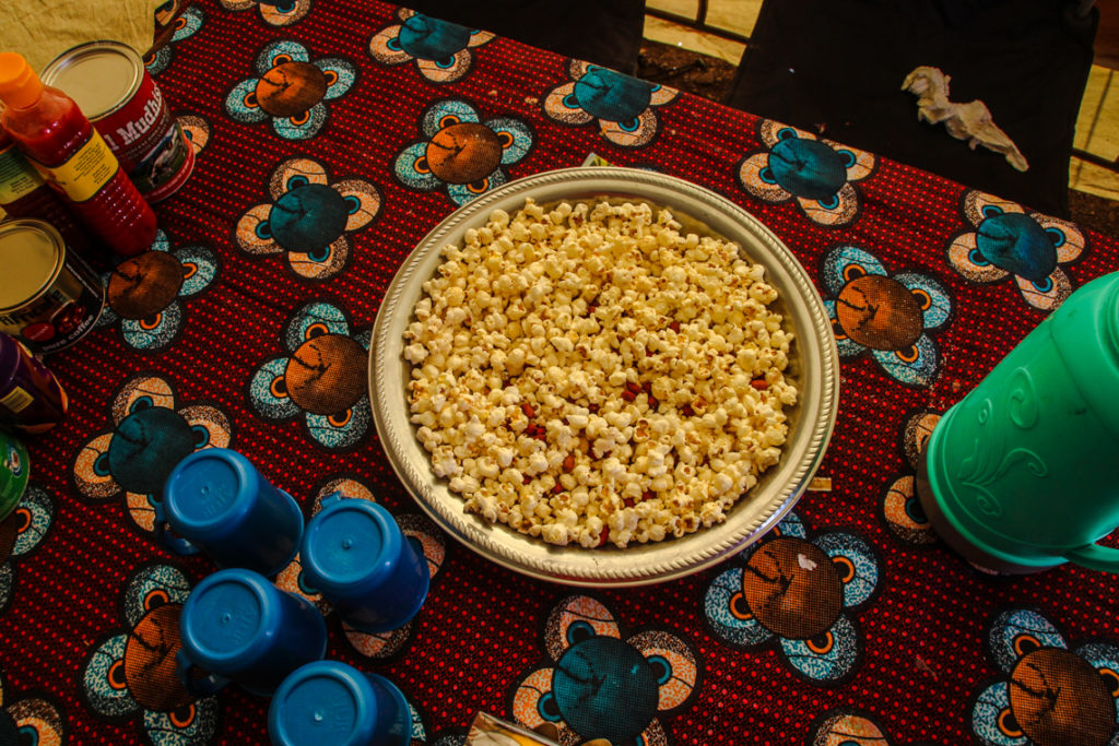 Popcorn und Tee am Nachmittag