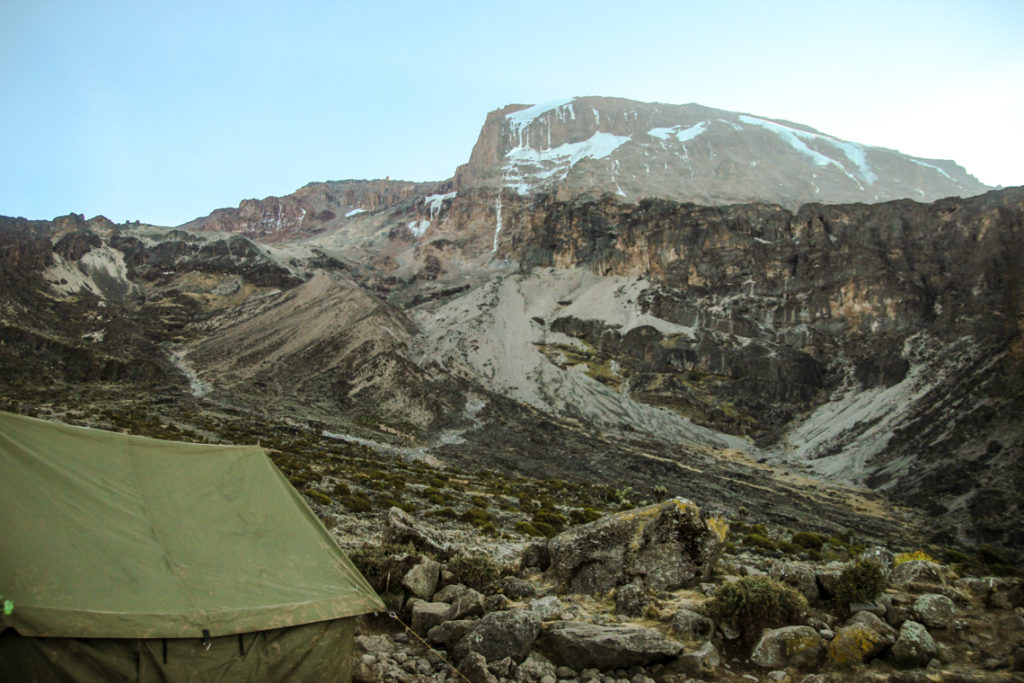 Blick auf die Südabbrüche des Kilimanjaro