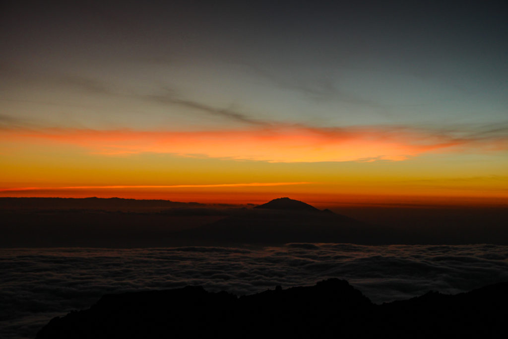 Sonnenuntergang hinter dem Meru
