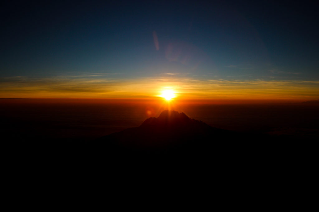 Sonnenaufgang hinter dem Mawenzi (5.148m)
