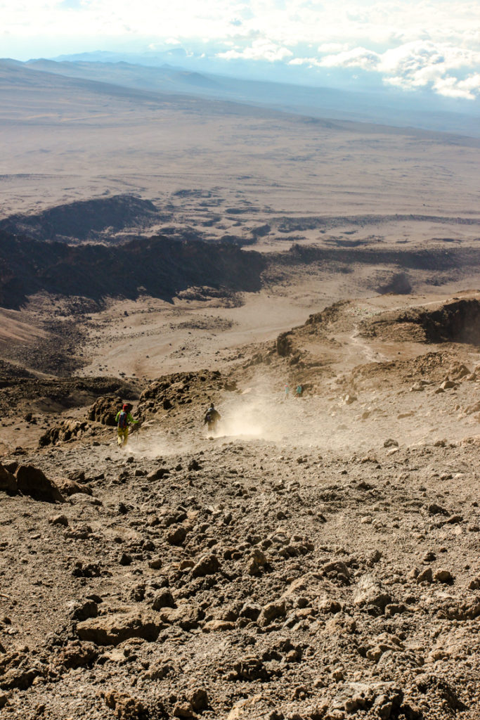 Staubiger Abstieg vom Kilimanjaro