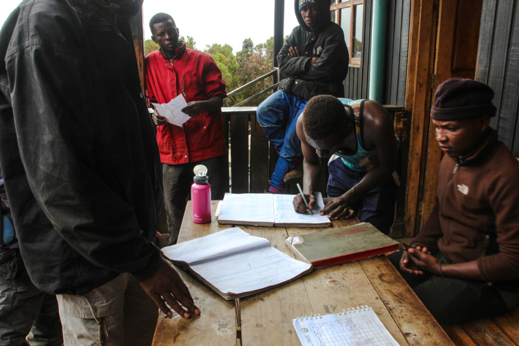 Registrierung am Mweka Camp