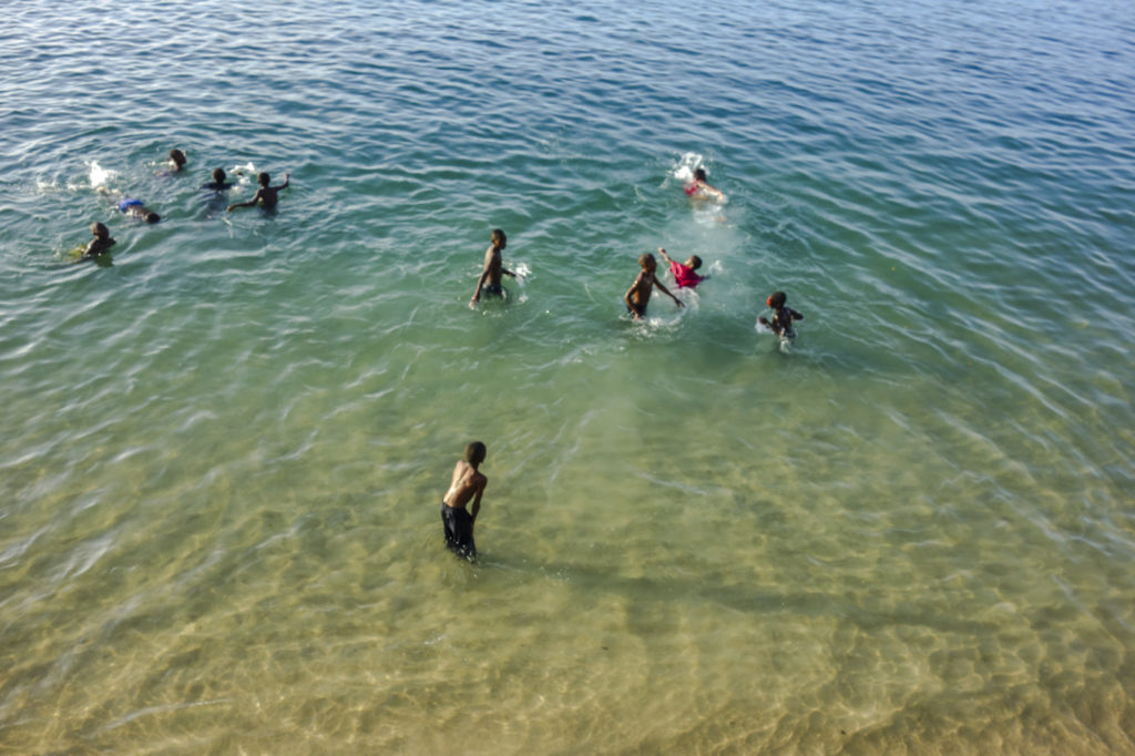 Kinder spielen im Wasser