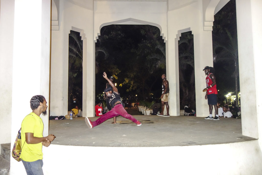 Break Dancer in den Forodhani Gardens