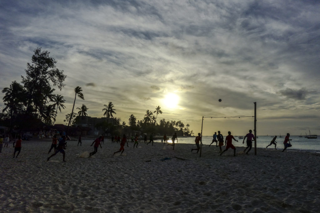 Fußball am Strand von Nungwi
