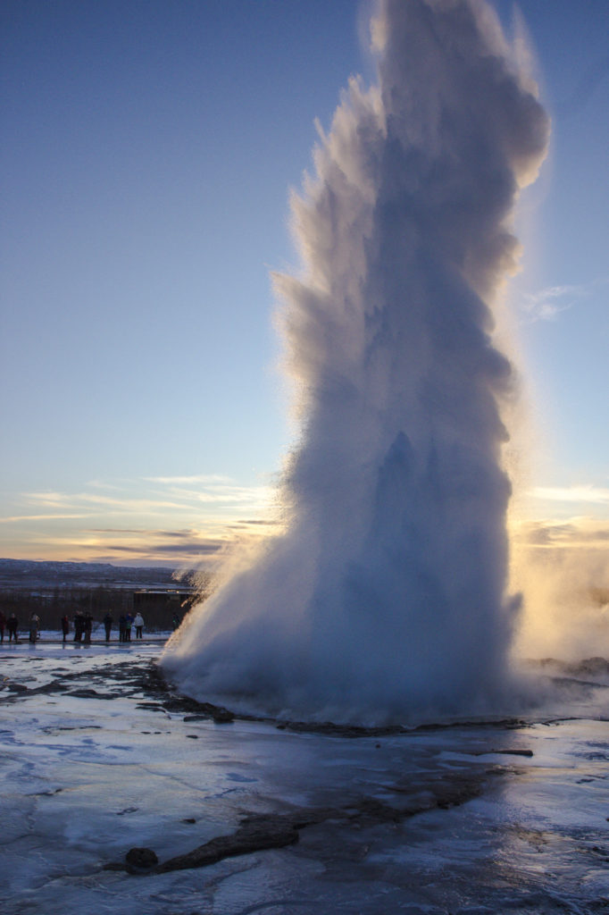Der Strokkur bricht regelmäßig mit bis zu 30m hohen Fontänen aus