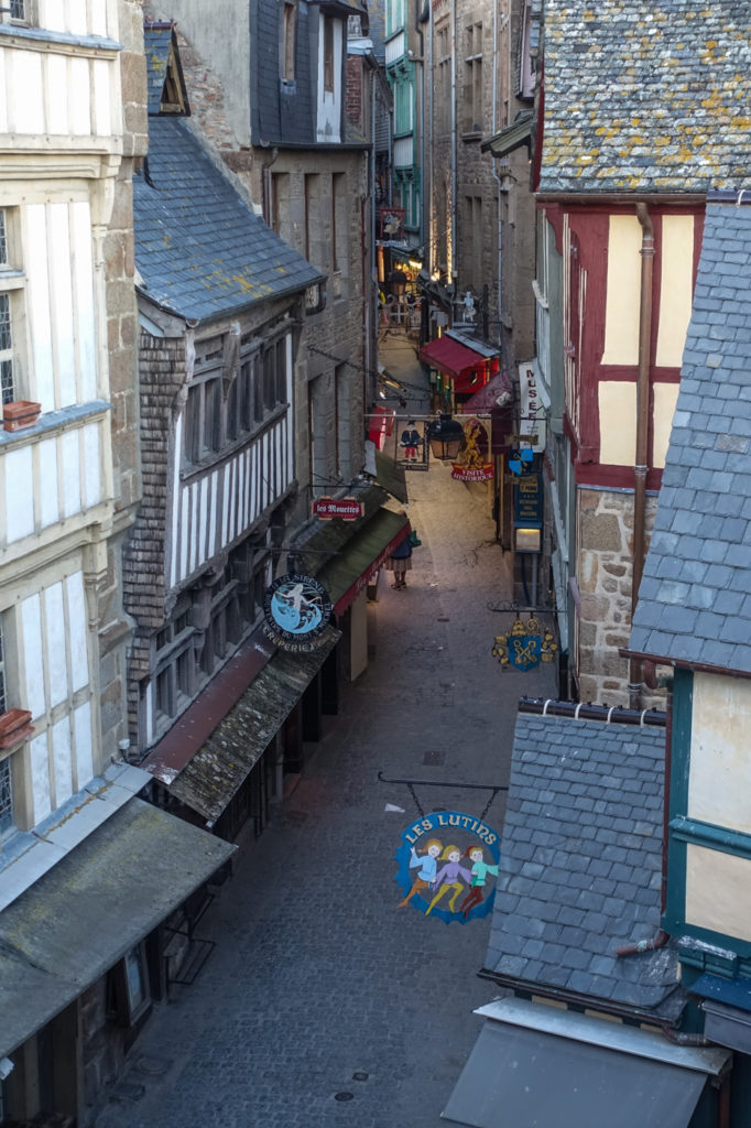 Abendlich leere Gassen von Mont Saint Michel