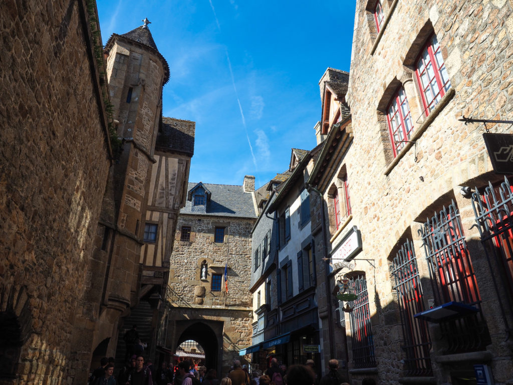 Volle Gassen von Mont St Michel am Tag