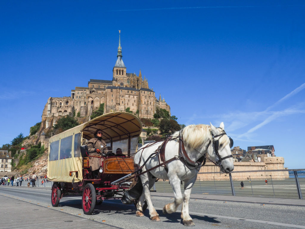 Mont Saint Michel mit Pferdekutsche