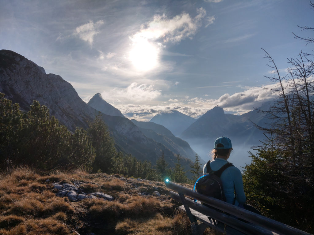 Bergblick von einer Bank