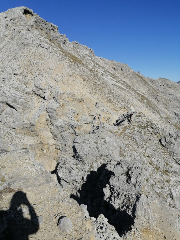 Extrem steiler Anstieg (links) zum Hauptgipfel