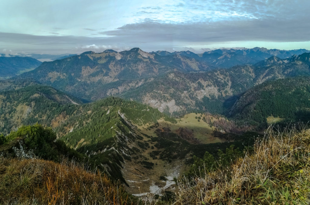 Ausblick auf die Bayrischen Voralpen am Gipfel der Halserspitze