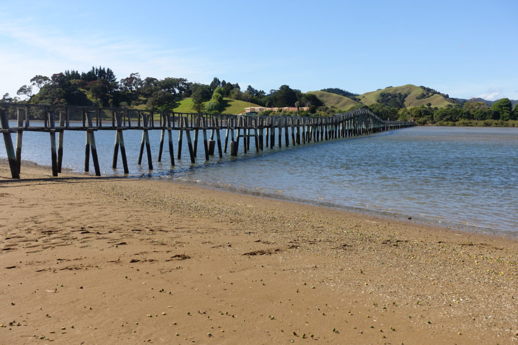 Brücke über das Whananaki Inlet