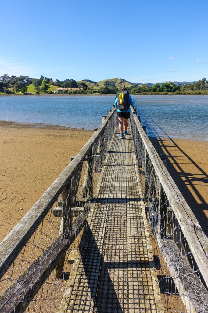 Brücke über das Whananaki Inlet