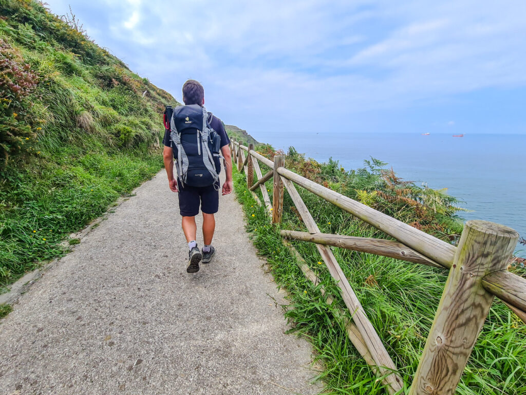 Ein schöner Weg führt uns an der Steilküste entlang