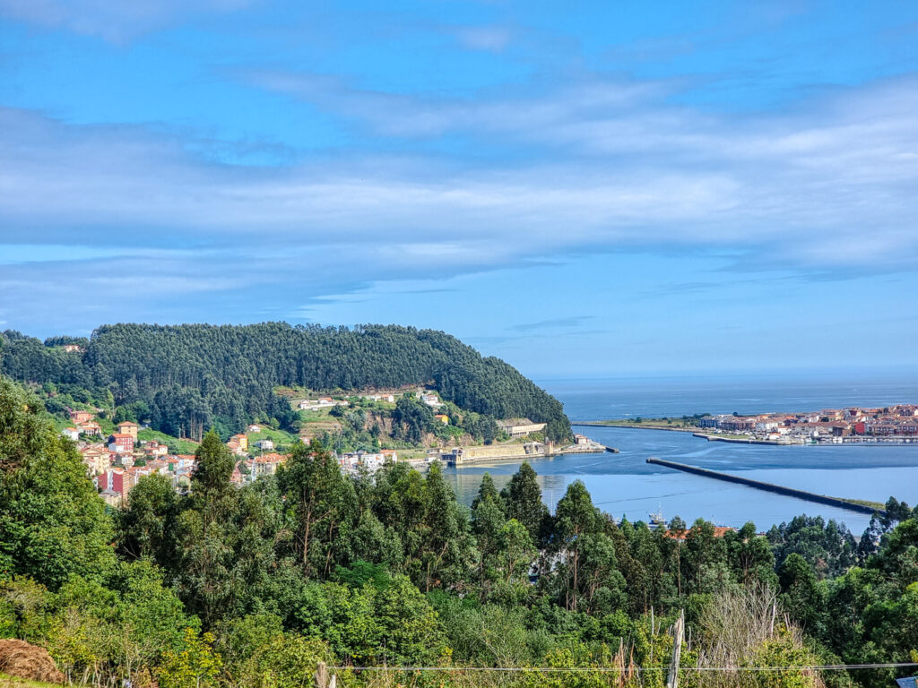Blick auf die Stadt Esteban an der Küste