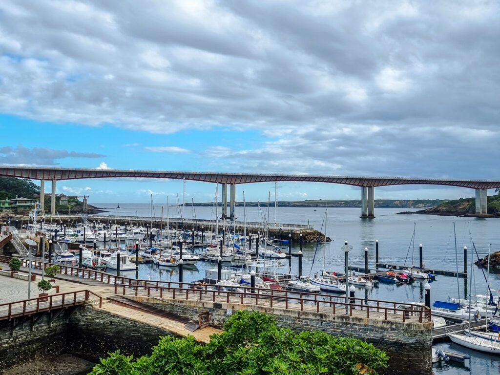 Blick auf die riesige Brücke nach Ribadeo