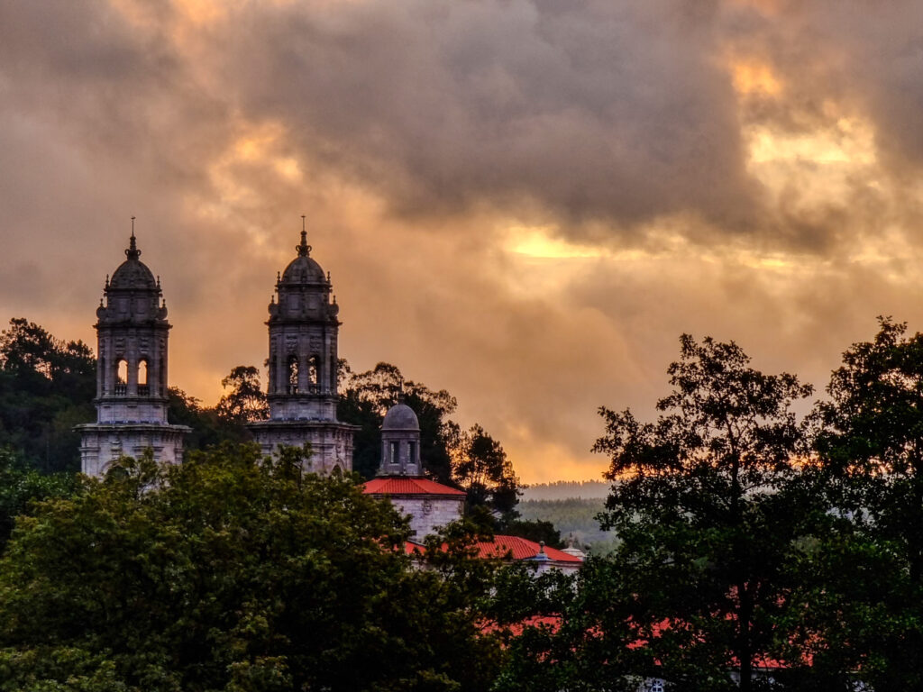 Das Kloster von Sobrado dos Monxes am Morgen