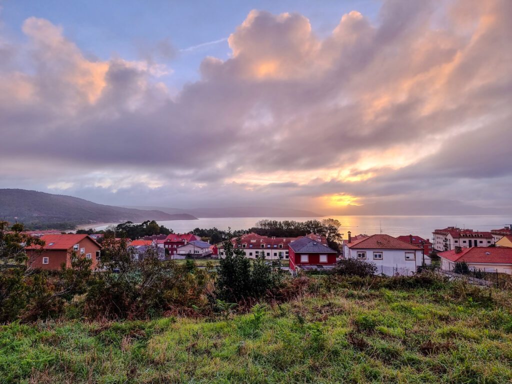 Blick auf Finisterre am Morgen