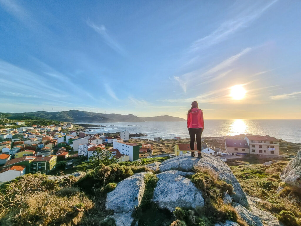 Blick auf Muxia vom Hügel Corpiño hinter der Stadt