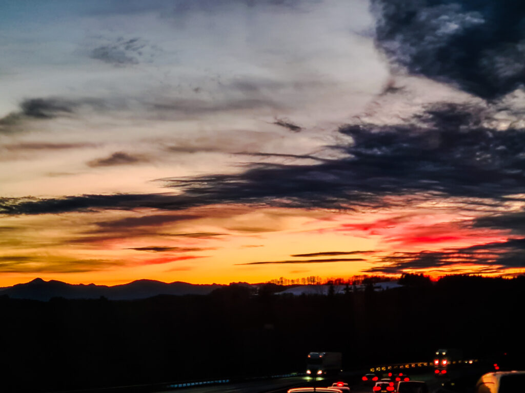Sonnenuntergang auf der Autobahn