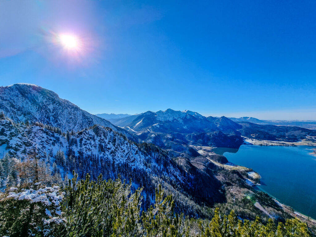 Blick von der Sonnenspitz über Kochelsee, Herzogstand und Heimgarten