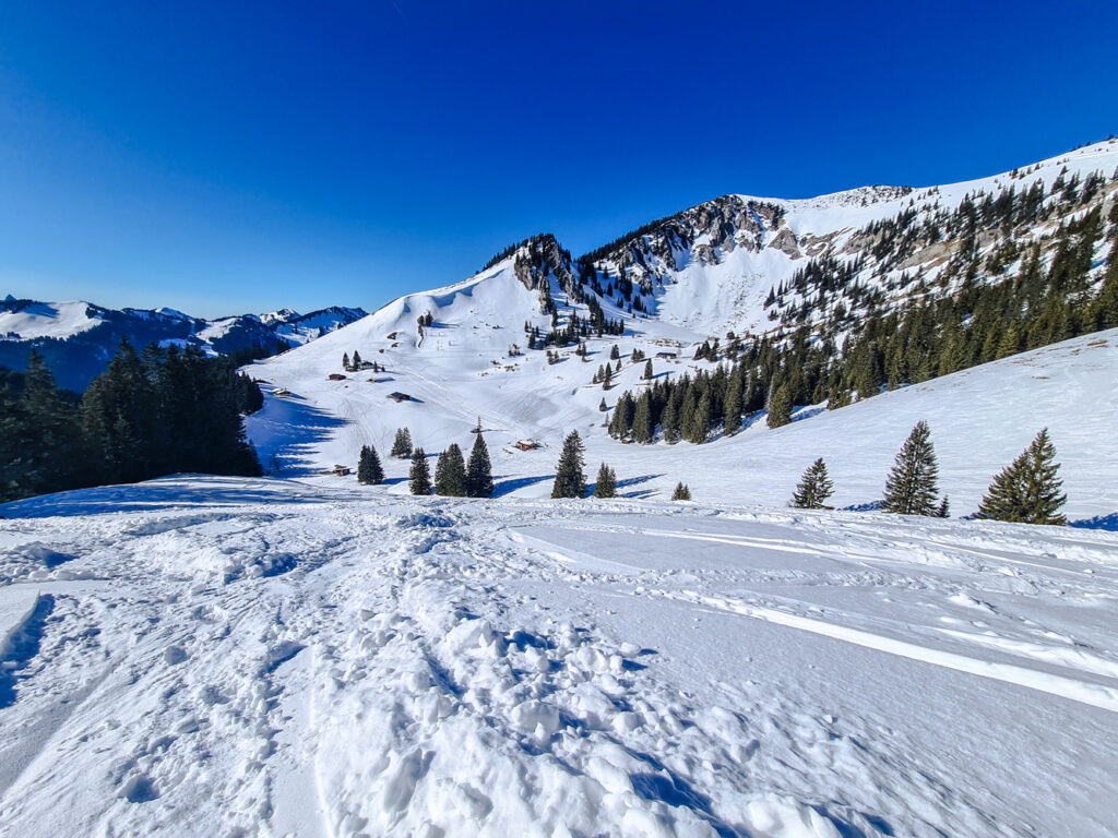 Blick auf die Rauhkopfhütte, Wilde Fräulein und Jägerkamp
