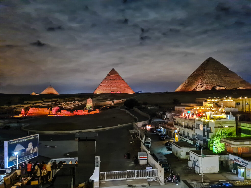 Pyramiden bei Nacht