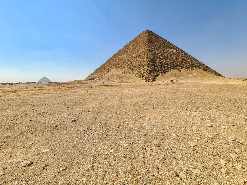 Rote Pyramide mit Knickpyramide im Hintergrund