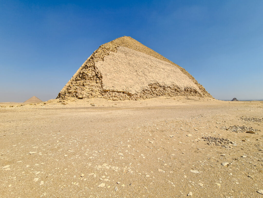 Knickpyramide mit Roter Pyramide (links) und Schwarzer Pyramide (rechts) im Hintergrund