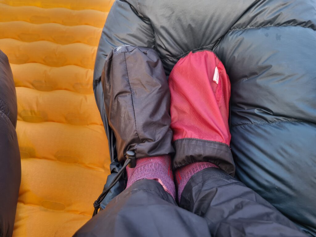 Not macht erfinderisch. Aufgrund von kalten Füßen in der Nacht benutze ich Alternativen zu dem fehlenden zeriten Paar Socken