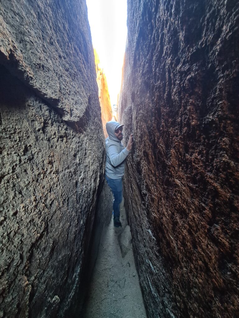 Durch den schmalen Slotcanyon kann man sich gerade so hindurch quetschen