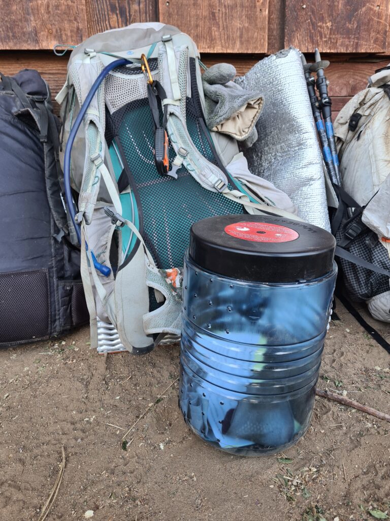 Wie soll ich nur den Bärenkanister in meinen Rucksack bekommen?
