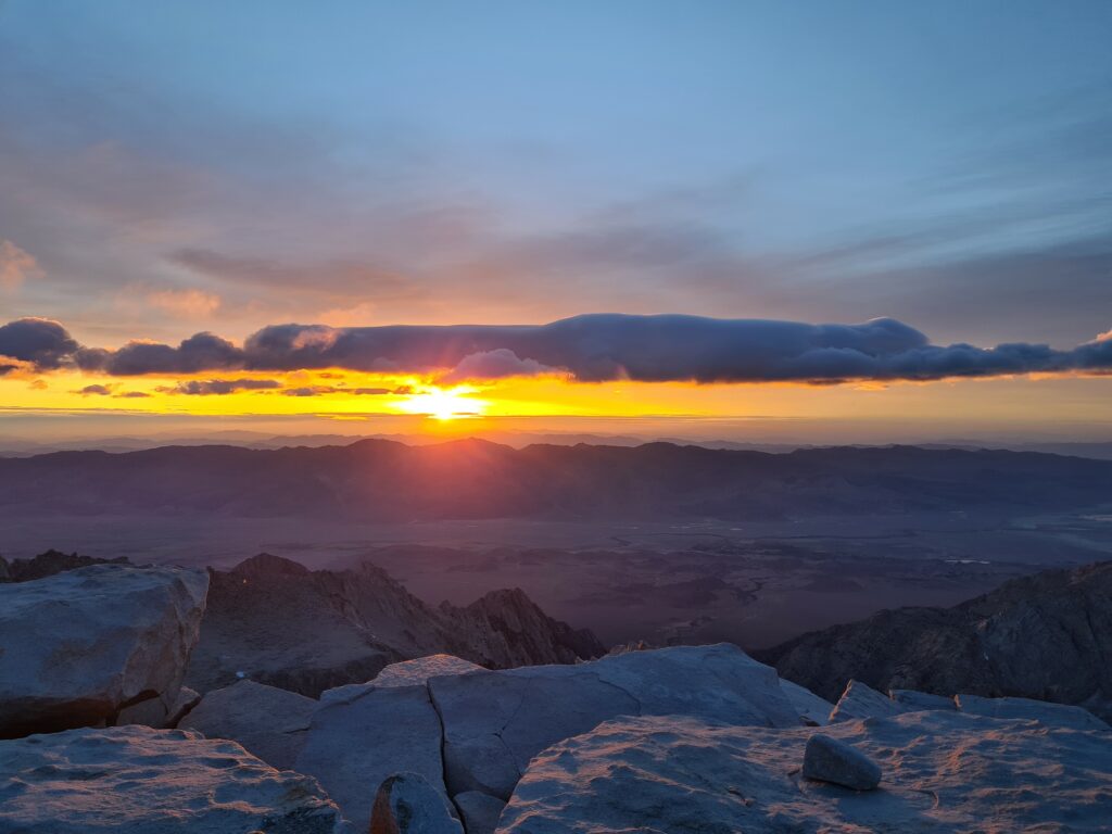 Sonnenaufgang am Gipfel vom Mount Whitney