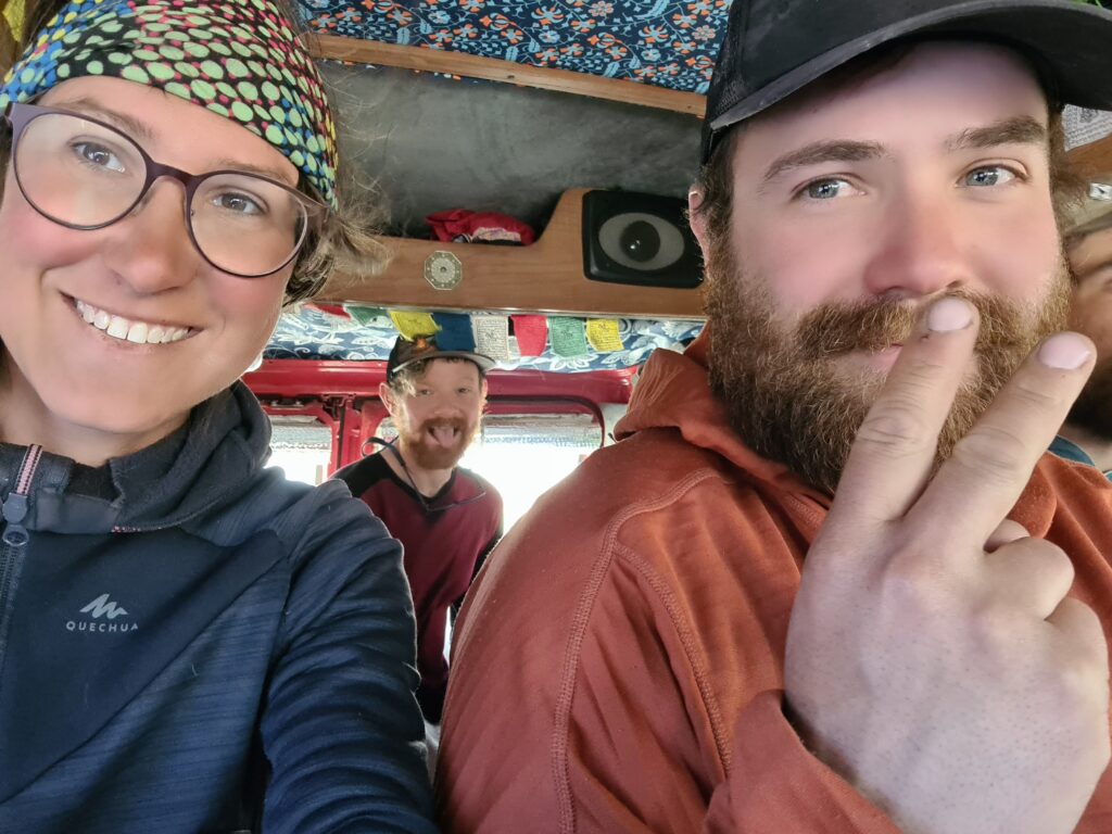 Per Anhalter im Hippie Bus