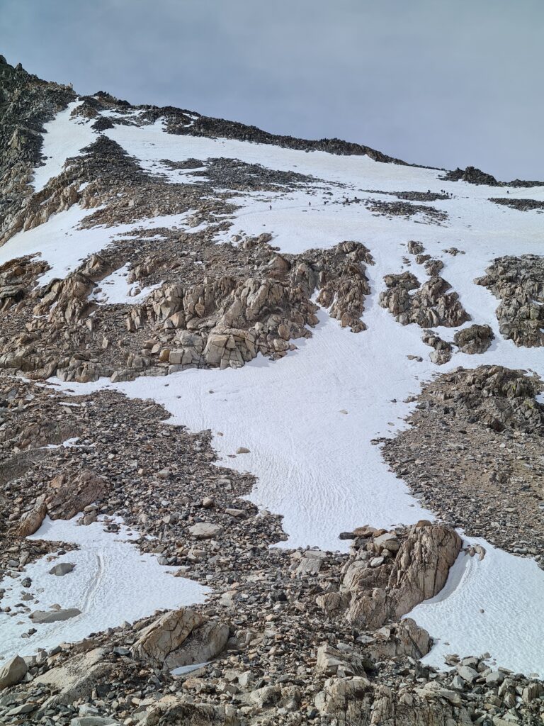 Blick zurück zum Glen Pass, ganz klein kann man oben die Wanderer erkennen