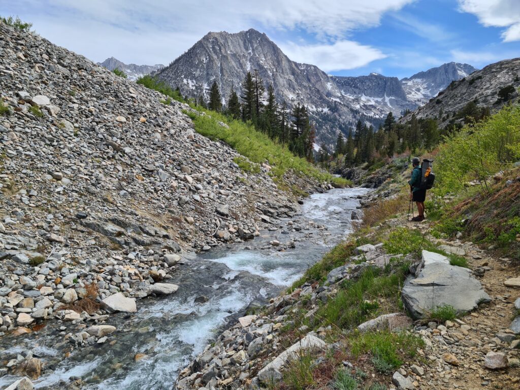 Ein rauschender Fluss begleitet uns