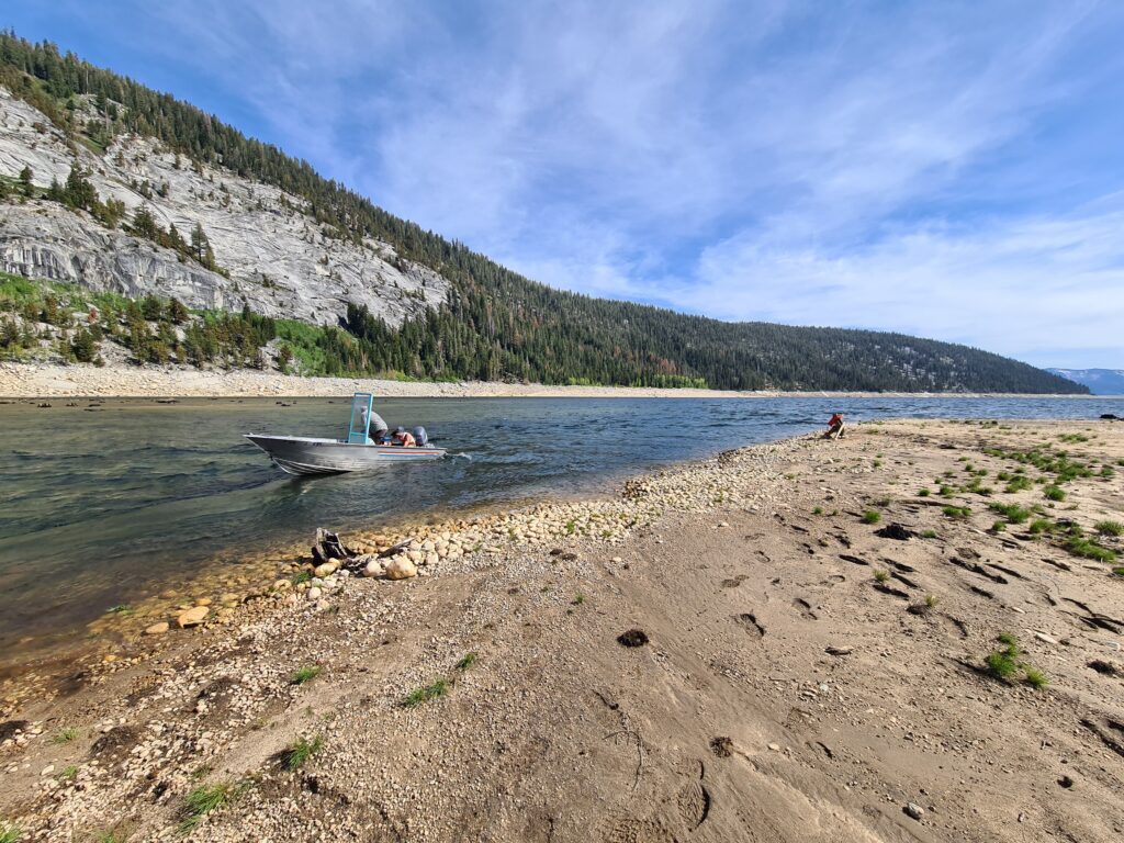 Das Boot setzt uns am Ende des Edison Lakes ab