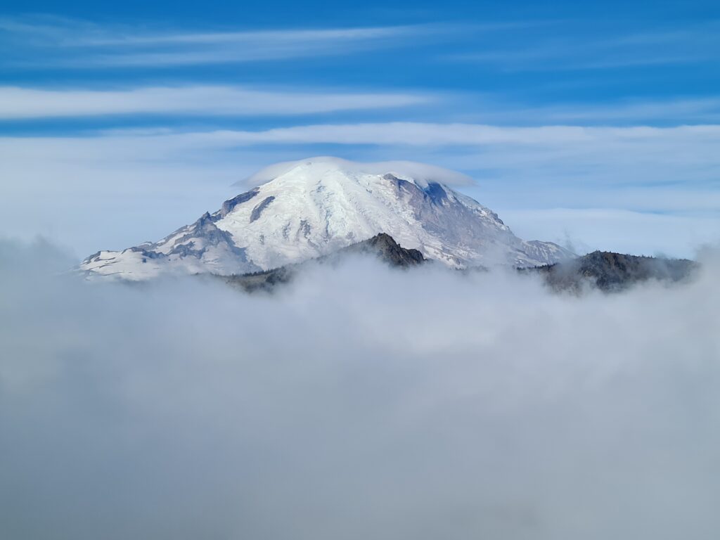 Mount Rainier lugt aus den Wolken hervor