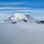 Mount Rainier lugt aus den Wolken hervor