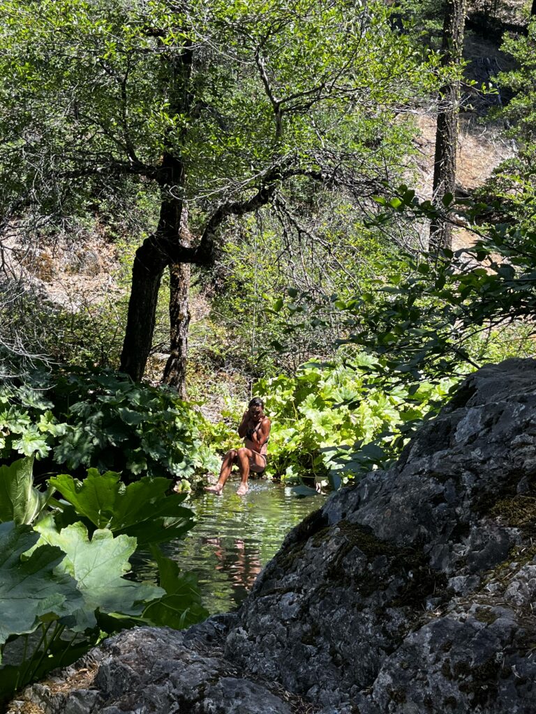 Es macht soviel Spaß am Seil in den Fluss zu schwingen